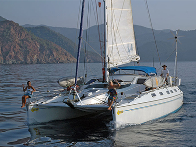 Offshore catamaran capable of sailing around the world